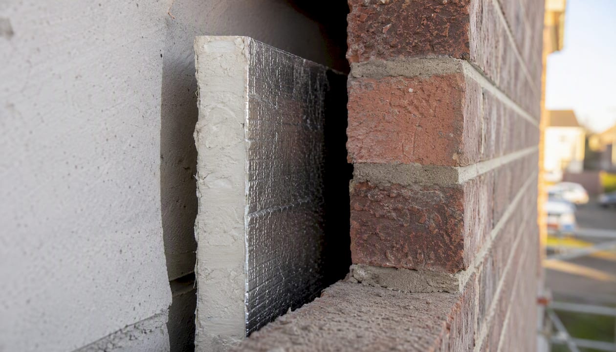 Partial-fill PIR insulation board inside brick cavity wall